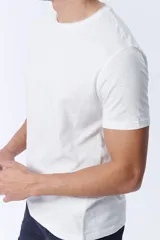 Remera de manga corta con cuello redondo, confeccionada en tejido slub de textura ligera y suave.