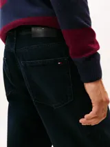 Jean de hombre, corte cónico contemporáneo, confeccionado en denim rígido de algodón, color azul oscuro con ligero efecto usado.