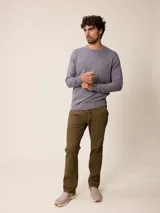 Sweater de punto con cuello redondo, manga larga y puños acanalados. Presenta un pequeño logo bordado en el pecho.