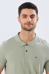 Remera polo de manga corta en color azul melange, con cuello camisero, cierre frontal de dos botones y pequeño bordado en el pecho.