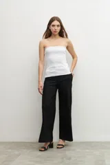 Pantalón negro de lino, de corte ancho y tiro alto, con tajo lateral en el ruedo.