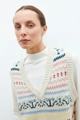 Chaleco de punto beige con jacquard multicolor, escote en V y corte recto.