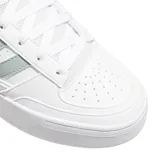 Championes Adidas modelo Break Start Bold, de diseño urbano inspirado en el básquet. Presentan una silueta de caña baja en color blanco con las icónicas tres tiras laterales y detalle en el talón en tono gris claro. Cuentan con suela de plataforma y perforaciones en la puntera para mayor ventilación.