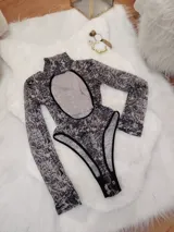 Body de manga larga y cuello alto, confeccionado en microtul estampado con diseño animal print abstracto. Presenta una espalda descubierta y cierre con broches en la entrepierna.