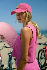 Top corto de lino color fucsia, con escote redondo cerrado y corte recto sin mangas.
