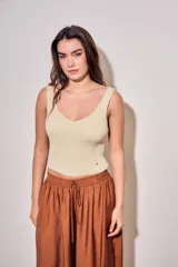 Top tejido negro de algodón con diseño acanalado, escote en V y tirantes anchos.
