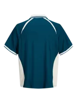 Camiseta tipo polo de manga corta con calce holgado, confeccionada en tejido técnico. Presenta cuello camisero en color blanco, detalles en contraste en hombros y mangas, y estampados gráficos en el frente con el logo de la marca y la inscripción golden hill.