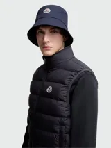 Chaleco acolchado Moncler modelo Contrin, color negro, con cierre frontal y logo de la marca en el pecho.