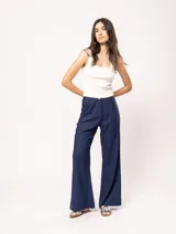 Top tejido negro con escote cuadrado y tirantes anchos.