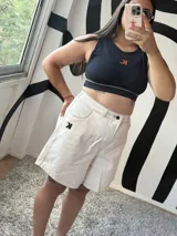 Bermuda de jean color crudo con detalles en negro, tiro alto y ajuste en la pretina.