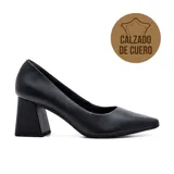 Zapato de cuero negro, con punta fina y taco cuadrado.