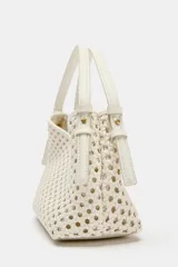 Bolso tipo saca de tamaño mini, color blanco off-white, con cuerpo de diseño trenzado, asa corta superior y cierre con cremallera metálica.