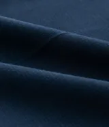 Pantalón de vestir corte slim confeccionado en tejido técnico con tecnología performance, que ofrece respirabilidad y secado rápido. Presenta cintura con pasadores, cierre tradicional y bolsillos laterales tipo cuchillo.