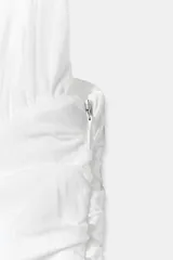 Top blanco de escote recto y tirantes finos, con diseño drapeado y frunces en todo el cuerpo.
