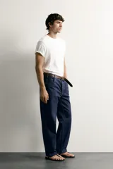 Jeans relaxed fit de tiro medio, confeccionados en denim de algodón con efecto ligeramente lavado. Presentan perneras rectas con raya de planchado, diseño de cinco bolsillos y cierre frontal con cremallera y botón.