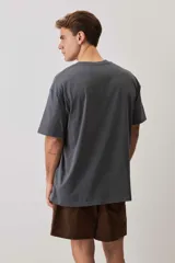 Remera marrón de manga corta, con cuello redondo y diseño holgado.