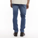 Pantalón de jean Wrangler de corte slim, color azul medio.