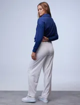 Pantalón jogger color beige con estampado de lunares multicolores, de algodón soft con pretina ancha elastizada, bolsillos inclinados y pierna ancha.