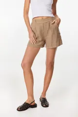 Short de tiro alto marrón de lino italiano, con tablas en la cintura, ajuste relajado y cintura elastizada en la espalda.