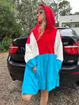 Canguro oversize con capucha, color azul, blanco y fucsia.