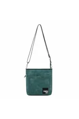 Bandolera de diseño compacto en color verde petróleo, con acabado texturizado tipo cuero. Cuenta con un bolsillo frontal abierto, cierre principal con cremallera, correa larga ajustable y etiqueta rectangular con el logo de la marca en la parte inferior.
