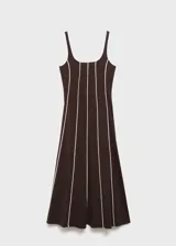 Vestido midi de algodón color marrón con diseño de rayas verticales en relieve de color blanco. Presenta cuello escotado, tirantes anchos y un corte recto.