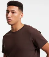 Remera de corte muscle fit, manga corta y cuello redondo, confeccionada en tejido de ribana con textura acanalada.