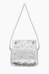 Cartera bandolera plateada con acabado texturizado efecto arrugado y correa de cadena metálica fina.