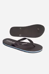 Ojotas negras con suela rayada y tiras negras.