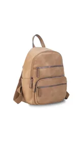 Mochila color marrón claro de símil cuero con bolsillos frontales con cierre. Tiene asa de mano rígida y correas regulables.