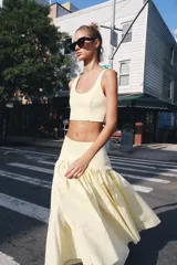 Top de punto elástico color amarillo claro, con escote redondo, tirantes anchos y cierre lateral con cremallera oculta.