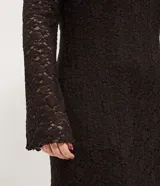 Vestido largo de encaje calado color negro, con cuello alto, mangas largas tipo flare y falda con corte evasé. Incluye forro interior.
