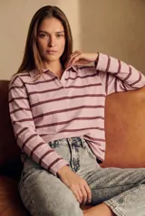 Sweater tipo polo de manga larga con diseño a rayas horizontales en tonos rosado y bordó. Presenta cuello camisero con solapa y cierre frontal parcial.