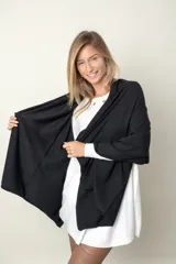 Pashmina de tejido de punto en color negro, confeccionada en una mezcla suave de viscosa y poliamida, con diseño versátil y ligero.