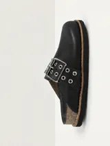 Zueco de cuero negro con diseño de punta redonda y tira ajustable en el empeine con hebilla metálica y ojales decorativos. Interior forrado en cuero y suela con vira reforzada.