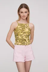 Musculosa de breteles finos con estampado animal print en tonos amarillo y verde, corte al cuerpo y cuello cuadrado.