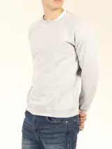 Sweater básico de algodón frizado color bordó, con cuello redondo, puños y ruedo elastizados.