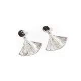 Aros colgantes plateados con forma de abanico.
