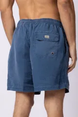 Short de baño de corte clásico con cintura elástica y cordón ajustable. Presenta un acabado efecto lavado vintage, bolsillos laterales y un pequeño logo bordado en la parte inferior.