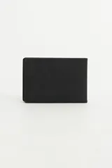 Tarjetero marrón de cuero con costuras en los bordes y logo de la marca grabado en el frente.