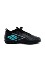Championes de fútbol Umbro modelo Legacy TF, color negro con detalles en turquesa y gris. Presentan una textura geométrica en el lateral, cuello tipo media para mayor ajuste y suela con tapones pequeños ideales para césped sintético.