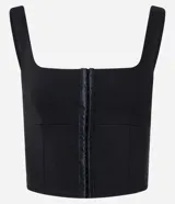 Top negro ajustado al cuerpo con escote cuadrado y breteles anchos. Presenta un cierre frontal con colchetes visibles.