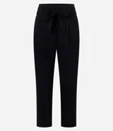 Pantalón zanahoria negro con trabillas en la cintura, pliegues y cinturón con lazo.