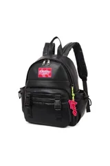 Mochila negra de cuero sintético con cierre superior y bolsillo frontal con hebillas. Tiene un parche rosa con el logo de Las Oreiro y un dije colgante con la palabra "Love".