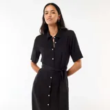 Vestido midi negro de estilo camisero, con cuello camisero, mangas cortas, cierre frontal de botones y cinturón ajustable para anudar en la cintura.