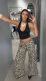 Pantalón palazzo de tiro bajo con estampado animal print.