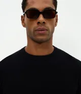Suéter masculino de punto piqué con textura, cuello redondo y mangas largas. Presenta un diseño básico y versátil con un calce confortable.