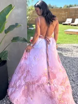 Vestido largo verde con diseño estampado tipo tie-dye y detalles dorados, de corte fluido, un solo hombro y diseño amplio.