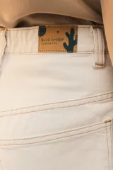 Bermuda oversize de denim color negro, con diseño de cinco bolsillos, cierre de botón y ojal, y ruedo deshilachado.