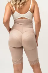 Faja short de lycra color piel, de tiro alto con breteles desmontables, cierre frontal con broches y terminación con encaje en las piernas.